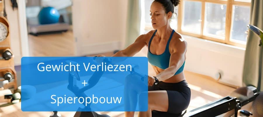 Foto van een gespierde vrouw die oefeningen doet op een roeimachine in een thuisgym.